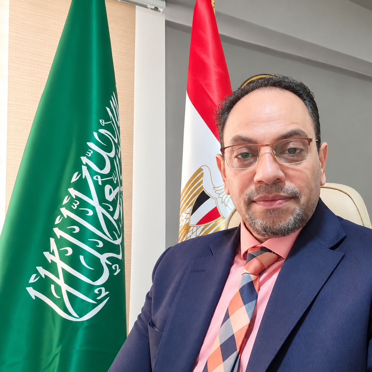 صورة الأستاذ سلامة جلال مع علمي السعودية ومصر